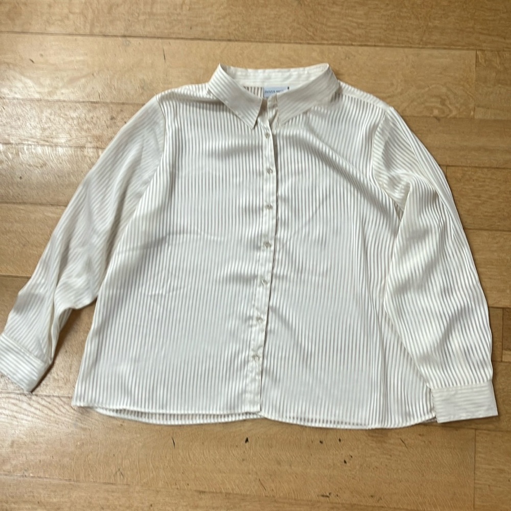 Jaclyn Smith Cream Button Down Shirt with Classic Elegance